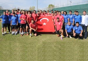 Antalyasporlu Futbolcular Antrenmana Trk Bayra ile kt